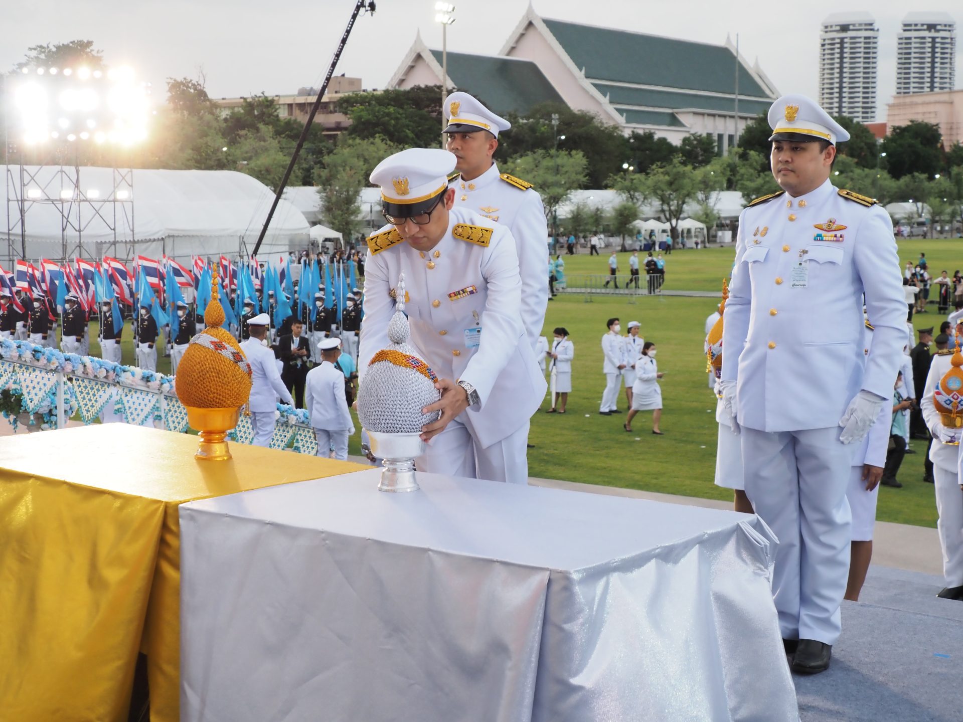 ผู้อำนวยการกอง 1 วางพานพุ่มหน้าพระบรมฉายาลักษณ์