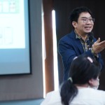 ายวสันต์ ภัทรอธิคม ผู้อำนวยการกลุ่มนวัตกรรมดิจิทัลสำหรับเมือง สำนักงานพัฒนาวิทยาศาสตร์และเทคโนโลยีแห่งชาติ บรรยายในหัวข้อ ทำความรู้จัก…. "เสนอแนะข้างทำเนียบ" ณ ห้องแก้วมุกดา บ้านอัมพวา รีสอร์ท แอนด์ สปา จังหวัดสมุทรสงคราม ายวสันต์ ภัทรอธิคม ผู้อำนวยการกลุ่มนวัตกรรมดิจิทัลสำหรับเมือง สำนักงานพัฒนาวิทยาศาสตร์และเทคโนโลยีแห่งชาติ บรรยายในหัวข้อ ทำความรู้จัก…. "เสนอแนะข้างทำเนียบ" ณ ห้องแก้วมุกดา บ้านอัมพวา รีสอร์ท แอนด์ สปา จังหวัดสมุทรสงคราม