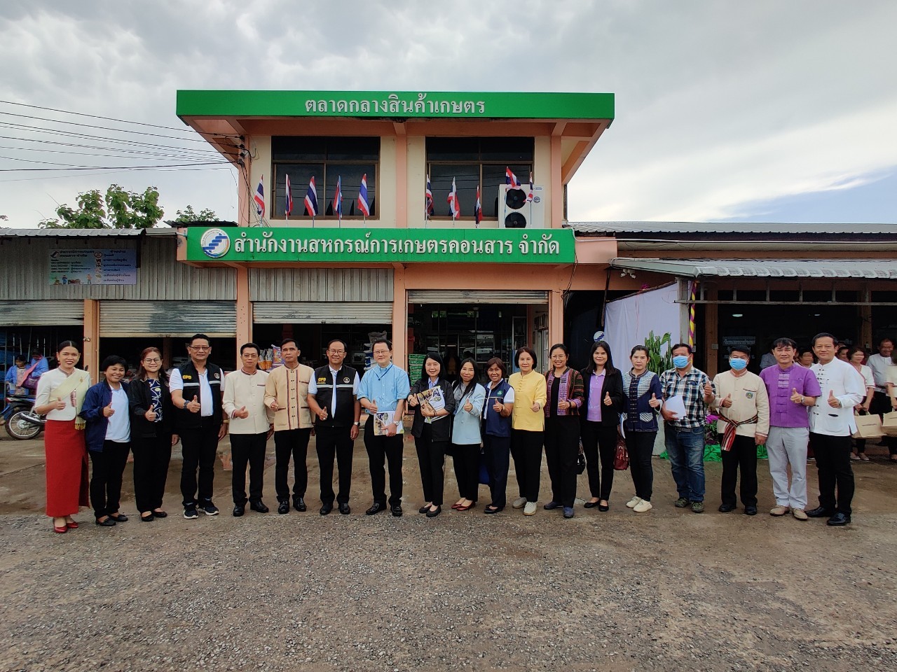 คณะกรรมการฯ ถ่ายภาพร่วมกับคณะผู้บริหารกรมส่งเสริมสหกรณ์ บุคลากรสำนักงานสหกรณ์จังหวัดชัยภูมิ และเจ้าหน้าที่สหกรณ์การเกษตรคอนสาร จำกัด